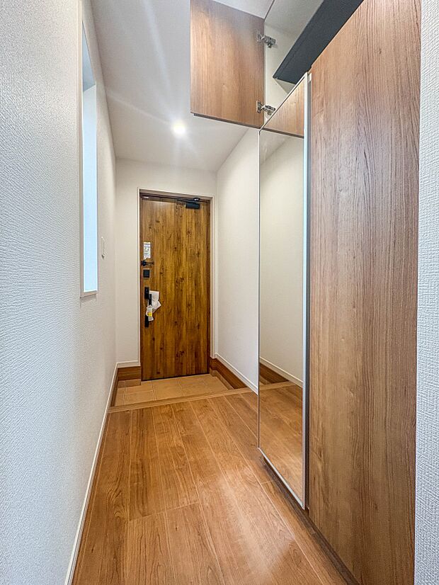 【玄関】玄関はおうちの顔と言われます。玄関アプローチは、外観デザインの印象を左右します。ご家族の個性を出しながら、素敵な玄関でお客様をお迎えしてください。