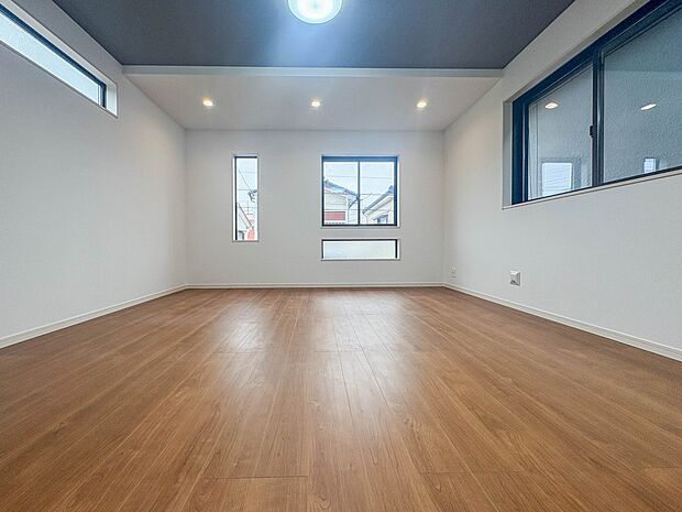 【LDK17帖】うららかな陽射しがどのお部屋にも降り注ぎますように、快適さを追求した間取設計。得難い立地環境での生活を恵みの豊かな永住の地へと変えてくれます。