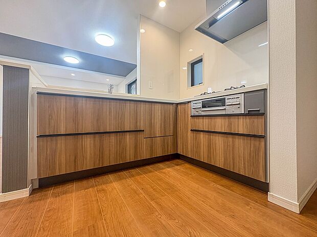 【キッチン】ナチュラルな自然光の中での調理。お洒落な食器類を余裕で収納できるスペース。動きやすい女性目線のキッチン動線。これからはお料理をつくる時間が劇的に変わります。