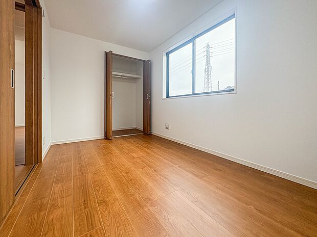 【子供部屋5.31帖】お子様のお部屋にぴったりなクロークを備えたフローリング仕様の洋室です。