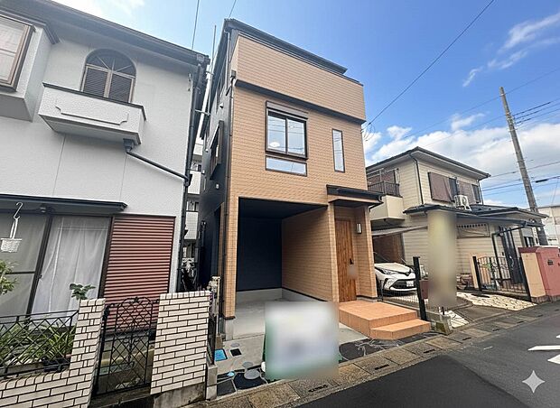 【現地】陽あたりの良さは必須条件。家族の温かさと陽光の暖かさ、楽しい毎日と明るい未来を予感させる。