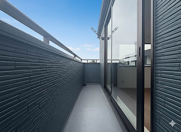 【バルコニー】  バルコニーから差し込む陽光・通風は、住環境・快適性と共に有り続ける貴重な「財産」です。