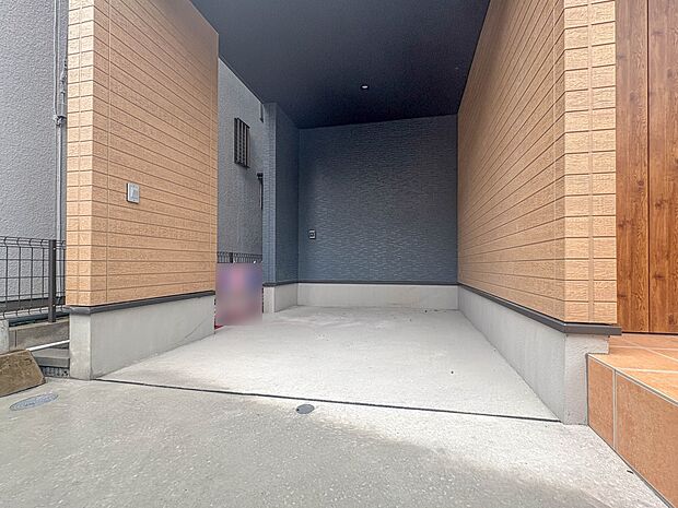 【駐車場】日々の暮らしにマイカーが必要。そんな方は物件の購入条件に駐車場は必須です。通勤に、家族のお迎えに、お買物に、おでかけに、クルマライフを楽しみたい方に。