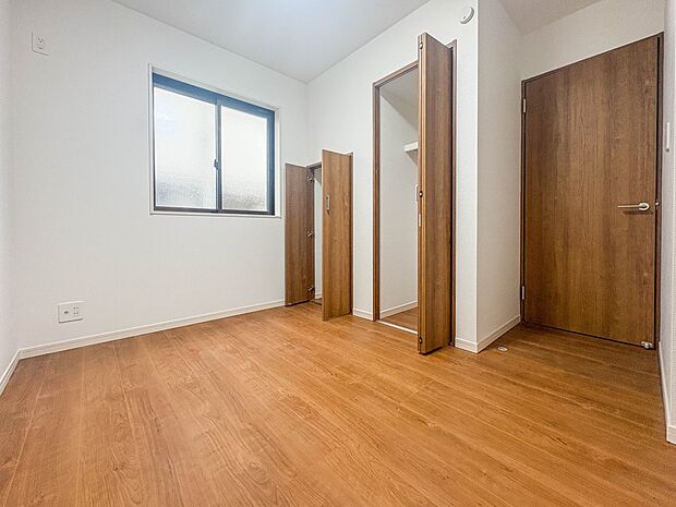 【サービスルーム4.87帖】柔らかな陽光とフローリングの色味が調和した快適な空間。