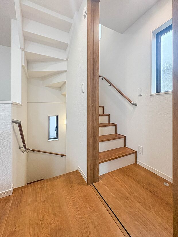 【手すり付き階段】手すりがないと階段の昇り降りで危険なことはもちろん、壁に手をつきながら歩くことで壁紙が汚れやすくなります。すべての方に快適に昇り降りしていただくため、手すりを設置しました。…