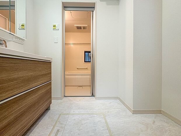 【脱衣所】洗面所は小さなプライベートスペース。歯磨き、洗顔と毎日施す個人空間。