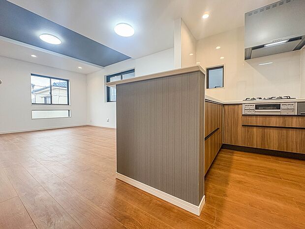 【LDK17帖】忙しい朝でも家族揃って食事をしたいゆとりあるダイニングスペース。