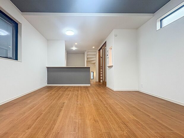 【LDK17帖】忙しい朝でも家族揃って食事をしたいゆとりあるダイニングスペース。