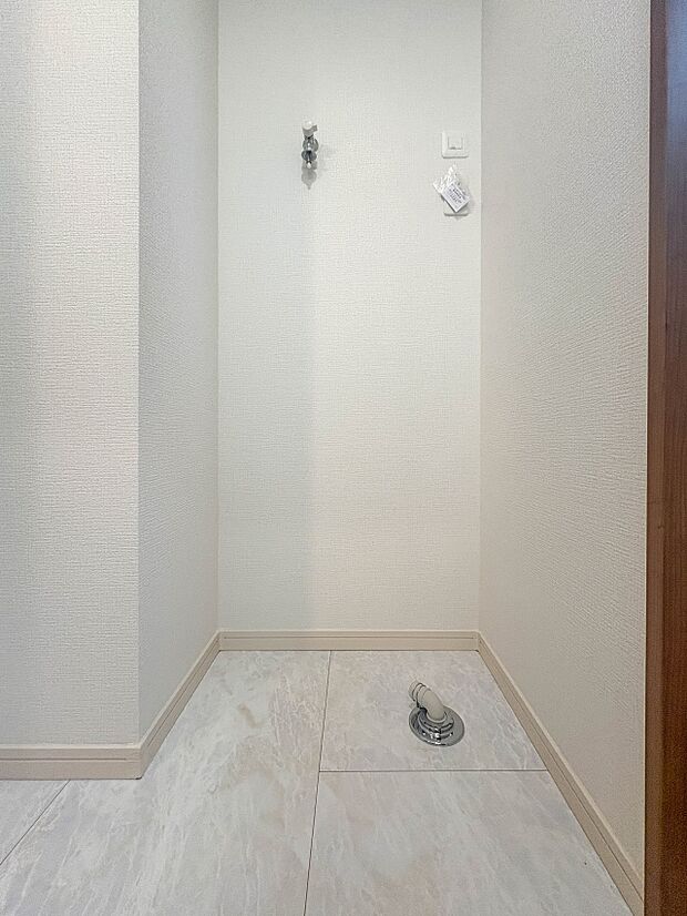 【ランドリースペース】毎日使う洗濯機。しっかりと奥行きのある置き場が確保されています。