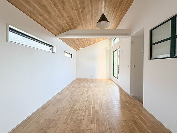 【LDK】バルコニー側からの採光が確保されているため、陽当りの良いスペースです。