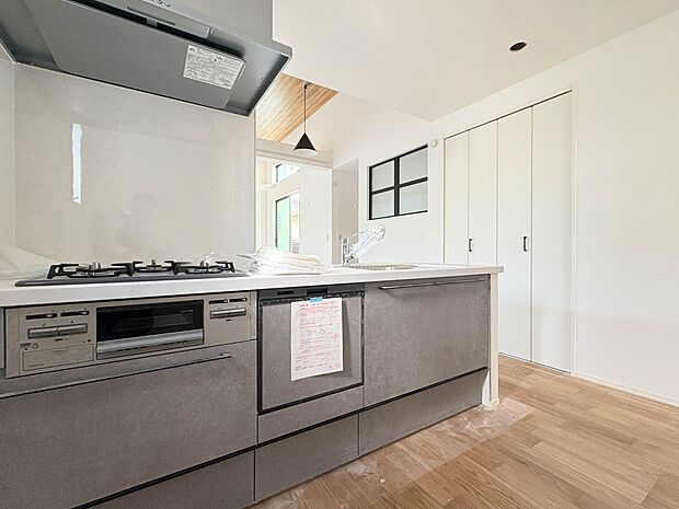 【キッチン】収納力もあるカウンターキッチンを採用。