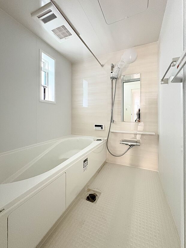 【浴室】足を伸ばして入ることのできる1坪タイプのユニットバス