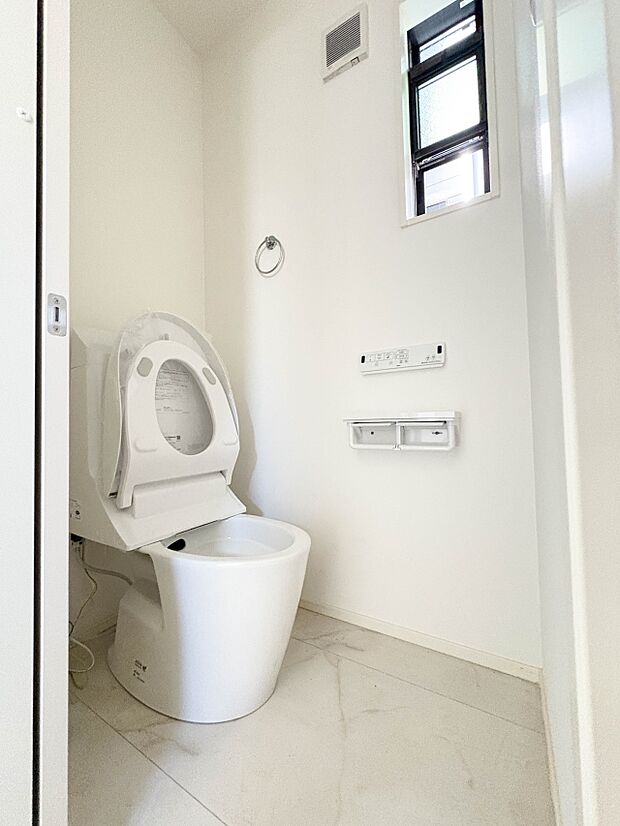 【トイレ】トイレ・ウォシュレット付。快適で衛生的な洗浄機能付温水シャワートイレです。