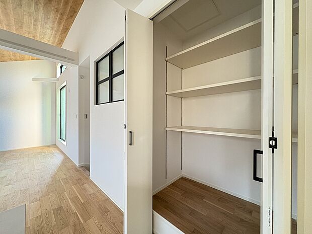 【収納】リビングにも収納を配置しました。