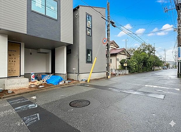 【前面道路】家の前をまっすぐの通りが走っている。クルマは少なく、人々は毎朝、ウォーキング、ジョギング、犬の散歩など、フリーな朝時間を過ごしている。