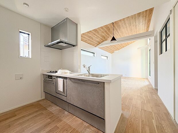 【LDK】キッチンからダイニングやリビングで過ごす家族の様子を見ることが可能です。