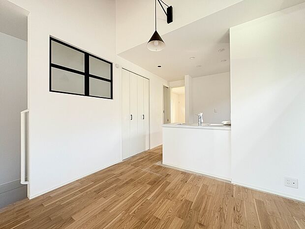 【LDK】4人用のダイニングテーブルを置くことができる広さです。