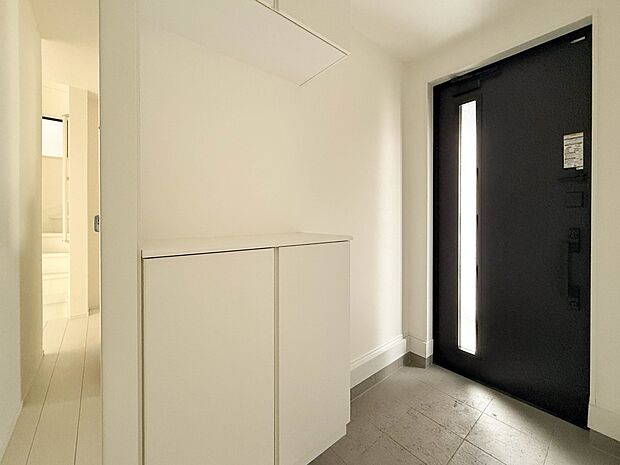 2号棟【玄関】大型のシューズボックスには靴やブーツ、サンダルはもちろん、ハンカチや手袋、バック類などのお出かけ用品、印鑑や朱肉なども収納可能です。