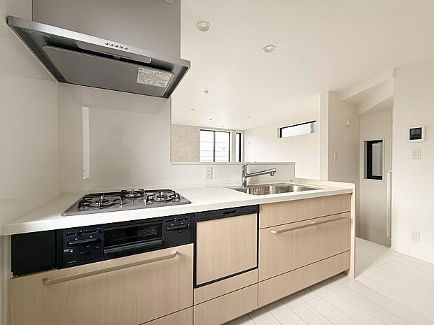 1号棟【キッチン】ナチュラルな自然光の中での調理。会話が弾む対面型キッチン。お洒落な食器類を余裕で収納できるスペース。これからはお料理をつくる時間が劇的に変わります。