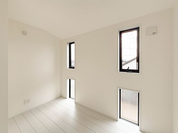 2号棟【寝室 4.15帖】大きな窓からたっぷりと陽光が注がれる明るい空間。