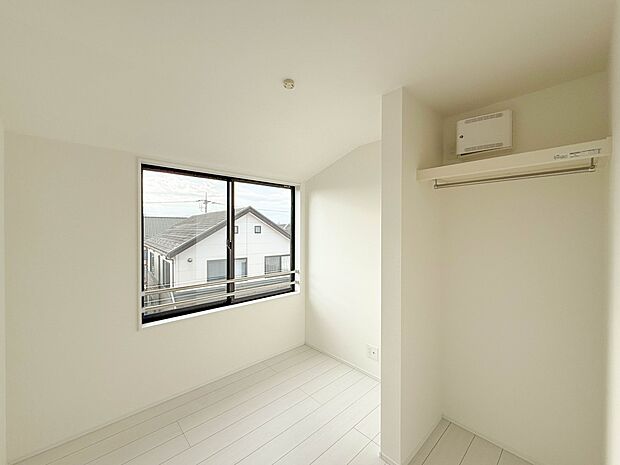 2号棟【子供部屋 4.5帖】クロークを備えたフローリング仕様の洋室です。