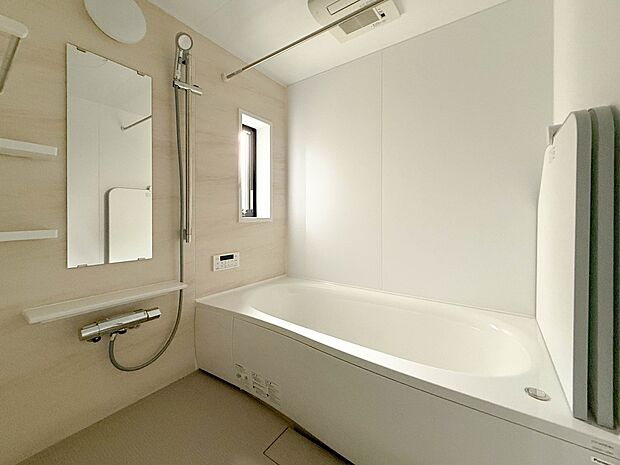 2号棟【浴室】きっとあなたのバスタイムも単なる習慣から特別な時間に変わるはず。一日の汚れとともに疲れを洗い流し、眠りに就く前の大事なリラックスタイムを演出