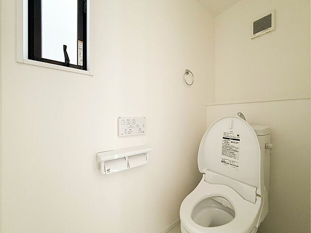 2号棟【トイレ】トイレ・ウォシュレット付。快適で衛生的な洗浄機能付温水シャワートイレです。