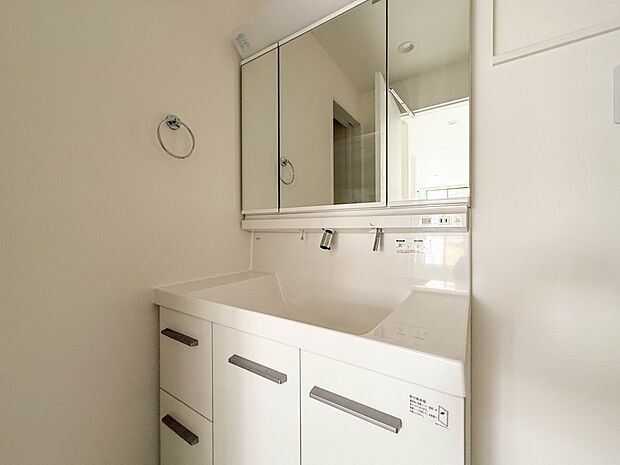 2号棟【洗面台】十分な大きさの洗面台は、身だしなみチェックや歯磨きなど、朝の慌ただしい時間でもホテルライクなスペースで余裕とゆとりを感じて頂けます。