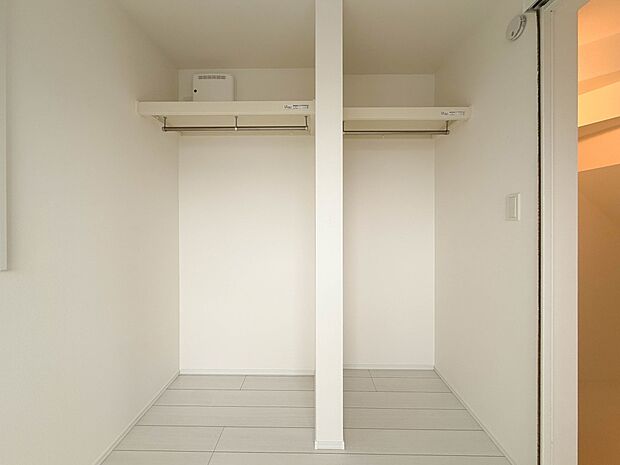 2号棟【収納】各所に配置された収納スペースは、洋服や小物はもちろんのこと、掃除機や日用予備品・お子様のおもちゃなど様々な物を収納して頂ける便利なスペースです。