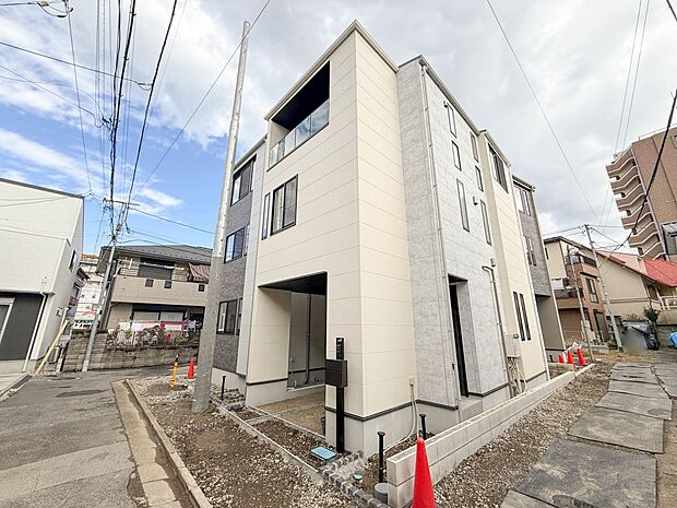 2号棟【前面道路を含む外観】陽当りや通風性など各所に施された工夫で住みやすさを実現。部屋の大きさや周辺環境・街並など、資料には掲載していない情報が現地にはたくさんございます。是非ご確認下さい…