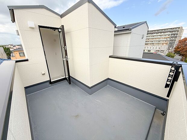 2号棟【バルコニー】三階を上がると屋上はルーフバルコニーとなっています。庭がないお家では貴重なプライベート空間です。