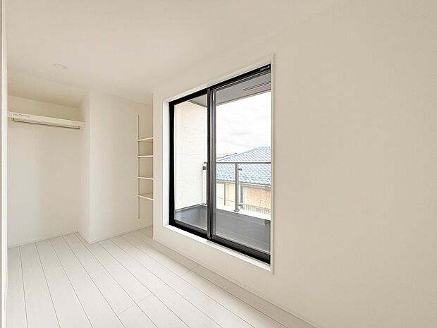 2号棟【 5.59帖 洋室】柔らかな陽光とフローリングの色味が調和した快適な空間。