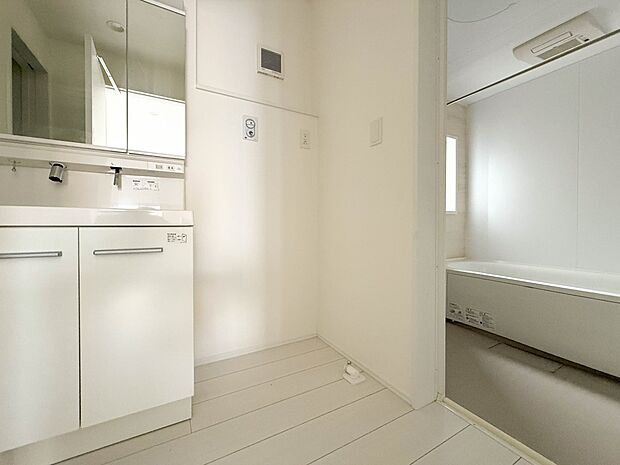 2号棟【脱衣所】脱衣所、洗面所は小さなプライベートスペース。歯磨き、洗顔と毎日施す個人空間。