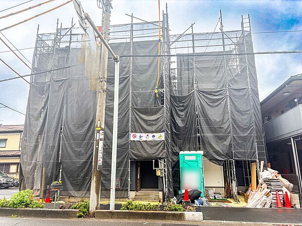 【玄関】家の顔となる玄関は、高いデザイン性が求められます。高級感と断熱性、防犯性に優れた玄関ドアを標準装備。ピッキング対策のセキュリティサムターン等、防犯に考慮しました。