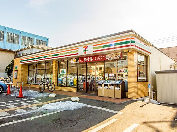 コンビニ 243m セブンイレブン川口青木中学校前店(セブンイレブンは近くて便利を掲げています。近くとは、心の近さ。便利とはモノが期待以上の品質でお客さまに届くこと。セブン銀行など新しいサー…