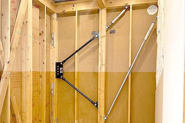 制震装置は、地震エネルギーを吸収するものです。地震発生時の揺れを軽減しますので、住む人の身の安全も含め、建物内の被害リスクを下げることができます。    