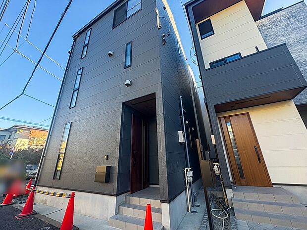 【玄関】家の顔となる玄関は、高いデザイン性が求められます。高級感と断熱性、防犯性に優れた玄関ドアを標準装備。ピッキング対策のセキュリティサムターン等、防犯に考慮しました。