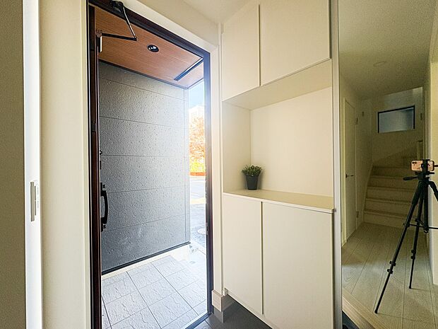 <シューズクローク(玄関収納)>シューズだけでなくコートやバッグを置いておけば、朝バタバタと物を探し回ることがなくなります。特に持っていく物が多いキッズスペースが玄関にあるととても便利。