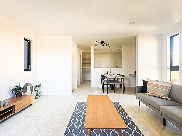 【Living room-リビングルーム-】 お子様と会話をしながら家事ができるカウンターキッチン。いま手があいているか、忙しそうなのか相手の様子を伺いながらコミュニケーションをとる訓練に…