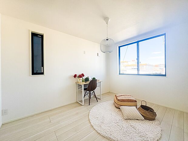 【今どきのこども部屋】 昨今のトレンドになりつつあるのが、広過ぎず、快適すぎない子ども部屋。勉強と寝るだけの部屋にすることで閉じこもりがなくなり、リビングで過ごす時間が増えると言われていま…