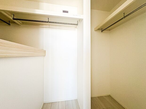 【WIC(ウォークインクローゼット)】 たくさんの洋服をかけてもシワになりにくいウォークインクローゼット。洋服以外にも、普段使わない家電やスーツケース、ストック品など何でも片付く嬉しい空間…