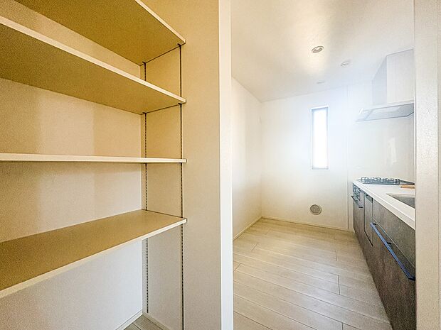 【パントリー(食料庫)】 常温保存できるパン、お米、調味料、缶詰など、日常的に使うものや未開封の食品の収納にぴったり。棚にものを並べて収納すれば、何が足りないのかひと目で確認できます。