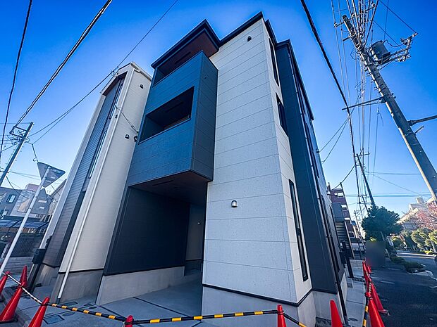 【前面道路】陽当りや通風性など各所に施された工夫で住みやすさを実現。部屋の大きさや周辺環境・街並など、資料には掲載していない情報が現地にはたくさんございます。是非ご確認下さい。