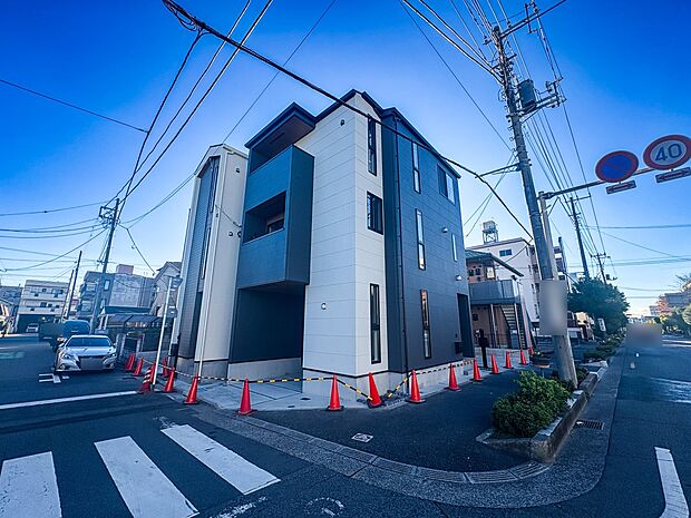 【駐車場】ビルトインガレージなら「野ざらし、雨ざらし、吹きさらし」になりません。汚れやいたみは減り、車の掃除もラクになります。