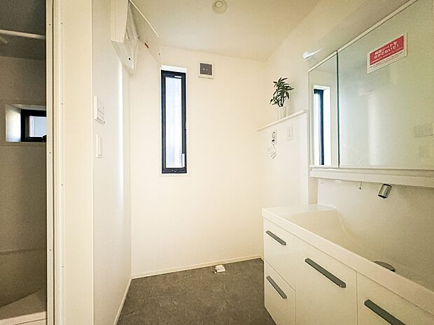 【ランドリースペース】毎日出る洗濯物を設置するクリーンなスペースです。