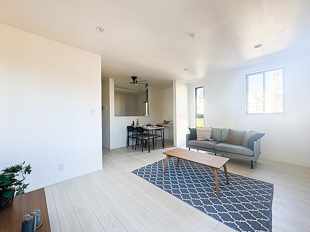 【ダイニングキッチン】会話でホッとコミュニケーションできるリビング。料理でホッとハピネスになるキッチンなど。人をホッとさせる最新設備・仕様を採用しています。