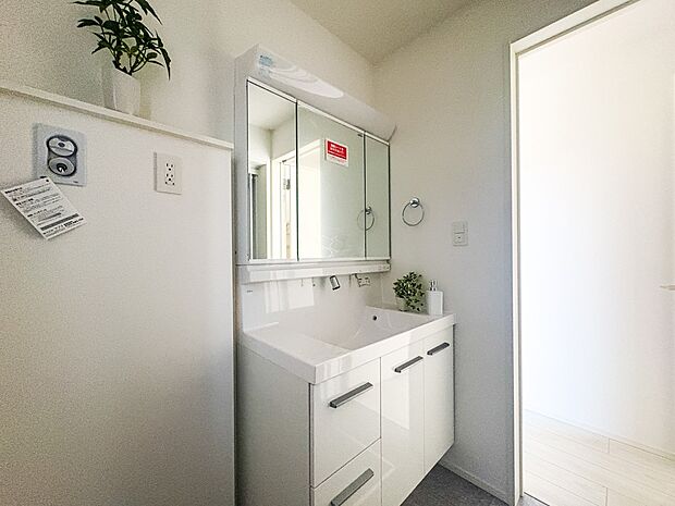 【脱衣所】洗面所は小さなプライベートスペース。歯磨き、洗顔と毎日施す個人空間。