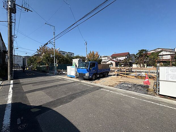 1号棟【前面道路6m】家の前をまっすぐの通りが走っている。クルマは少なく、人々は毎朝、ウォーキング、ジョギング、犬の散歩など、フリーな朝時間を過ごしている。