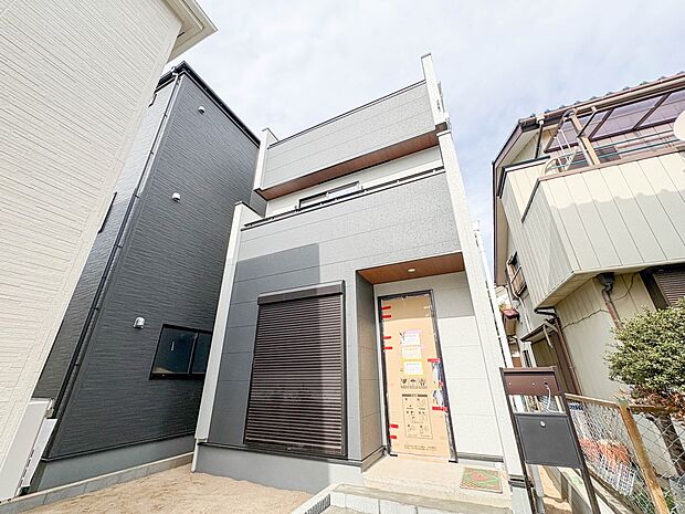 1号棟【外観】堂々たる趣ながら、主張し過ぎずどこか余裕を感じさせるシャープなフォルムで佇む邸宅は、晴天の空と照らし合わせる事で、本来あるべき完成形の姿を見せてくれます。