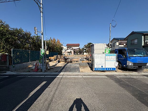 2号棟【前面道路6ｍ】家の前をまっすぐの通りが走っている。クルマは少なく、人々は毎朝、ウォーキング、ジョギング、犬の散歩など、フリーな朝時間を過ごしている。